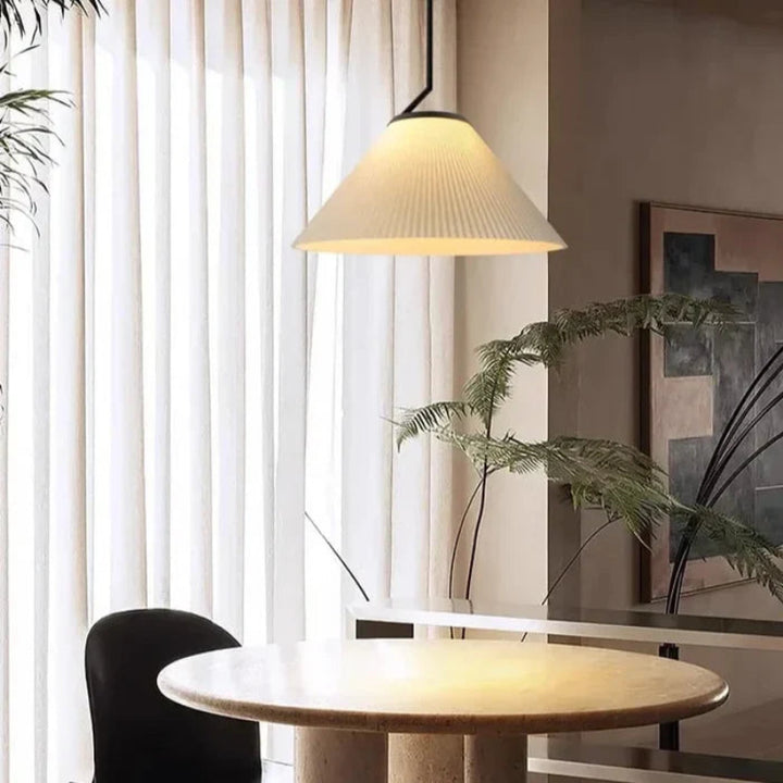 Lampa wisząca na pasku z plisowanymi kloszami