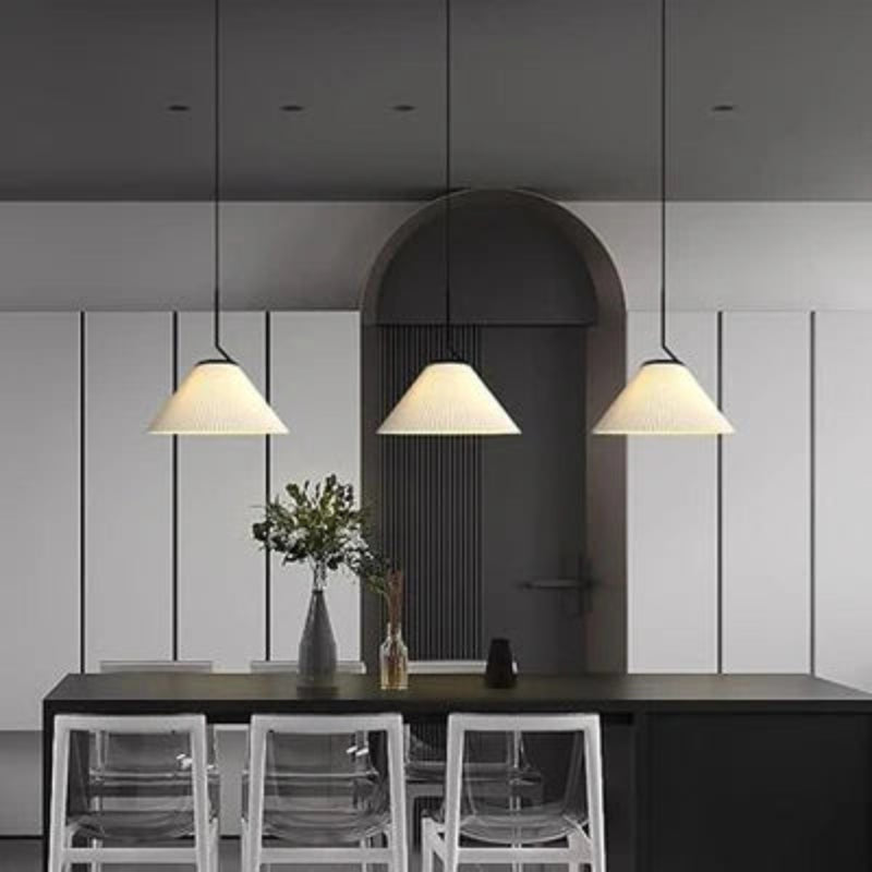 Lampa wisząca na pasku z plisowanymi kloszami