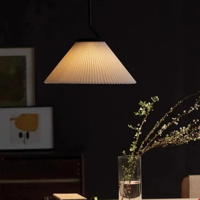 Lampa wisząca na pasku z plisowanymi kloszami
