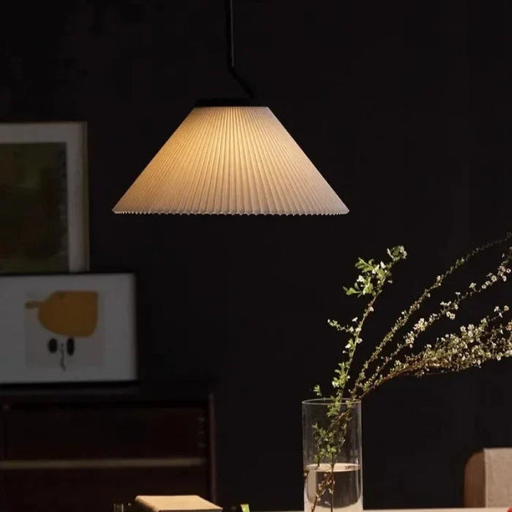 Lampa wisząca na pasku z plisowanymi kloszami