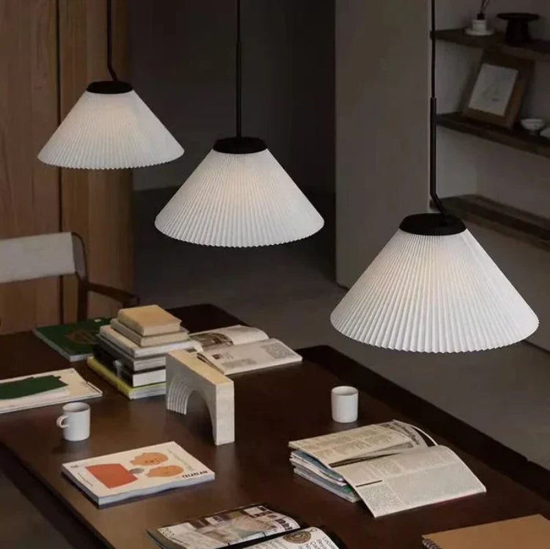 Lampa wisząca na pasku z plisowanymi kloszami