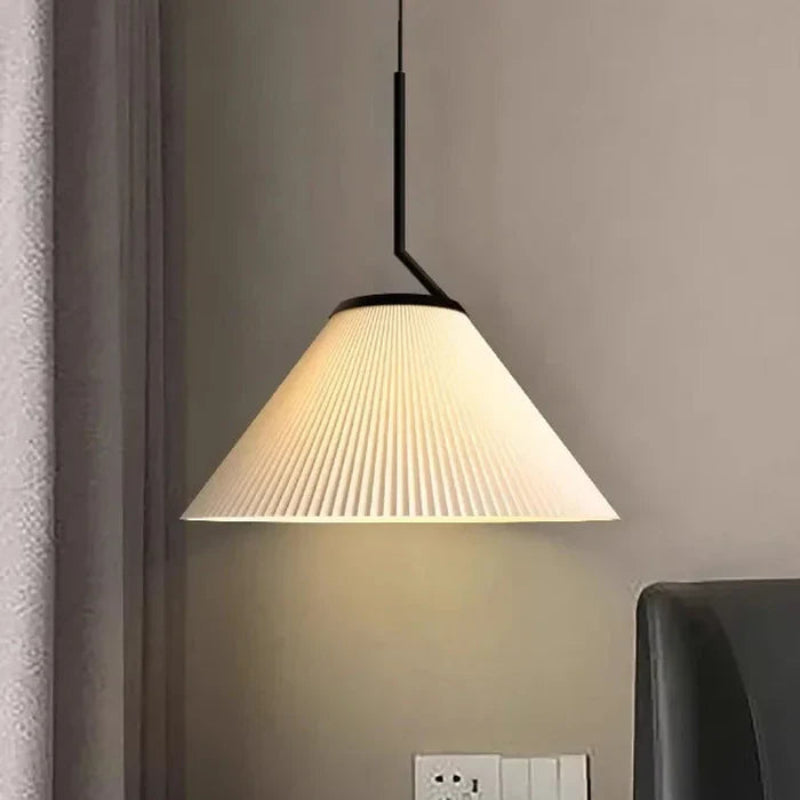 Lampa wisząca na pasku z plisowanymi kloszami