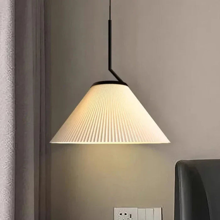 Lampa wisząca na pasku z plisowanymi kloszami