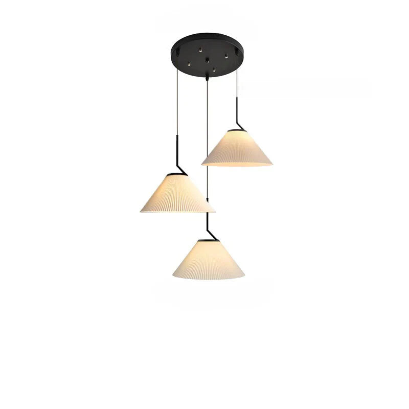 Lampa wisząca na pasku z plisowanymi kloszami