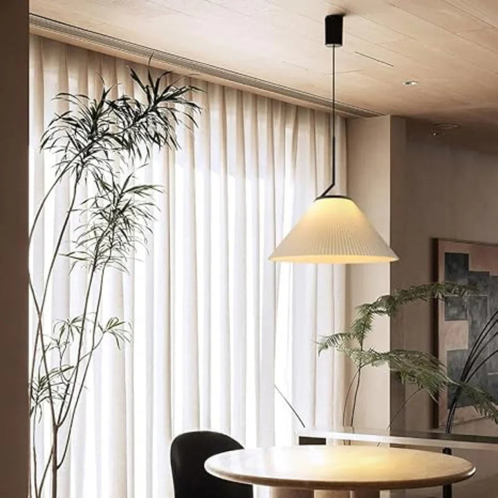Lampa wisząca na pasku z plisowanymi kloszami