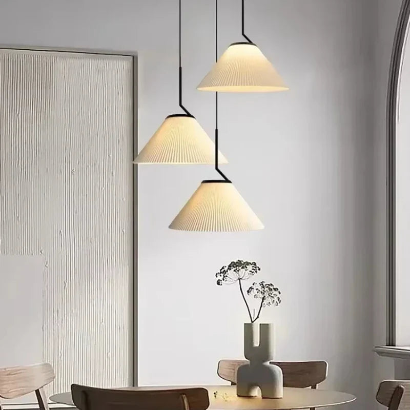 Lampa wisząca na pasku z plisowanymi kloszami