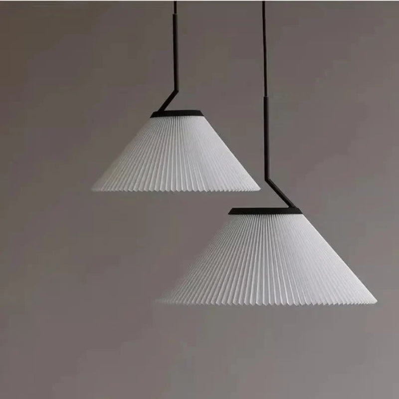 Lampa wisząca na pasku z plisowanymi kloszami
