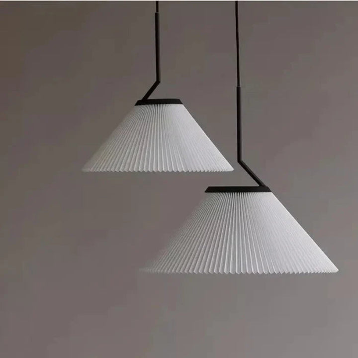 Lampa wisząca na pasku z plisowanymi kloszami