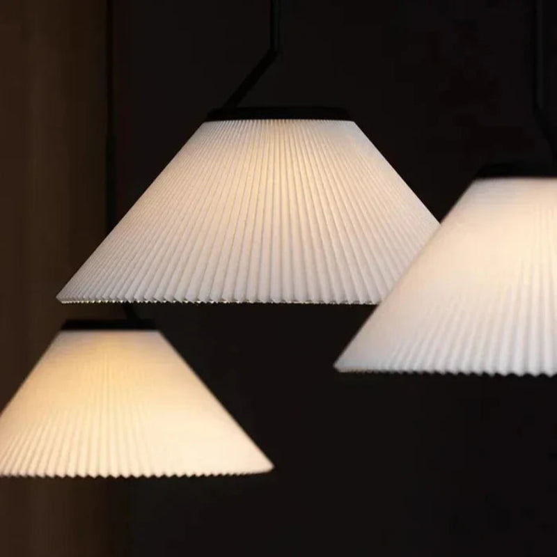 Lampa wisząca na pasku z plisowanymi kloszami