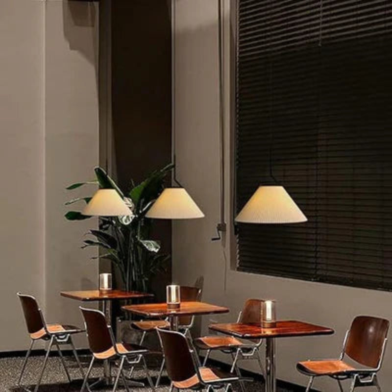 Lampa wisząca na pasku z plisowanymi kloszami