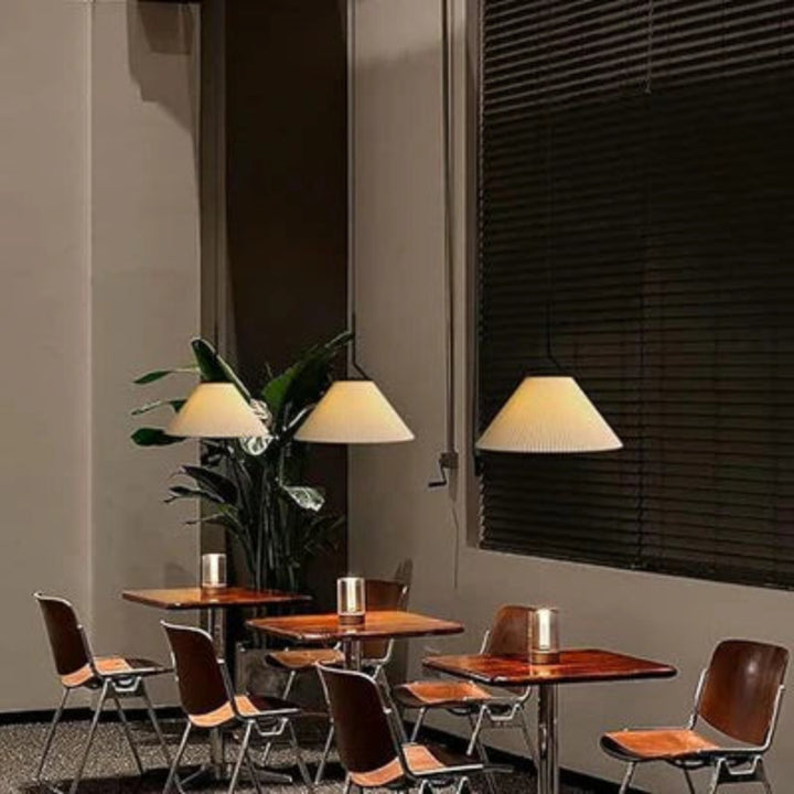 Lampa wisząca na pasku z plisowanymi kloszami