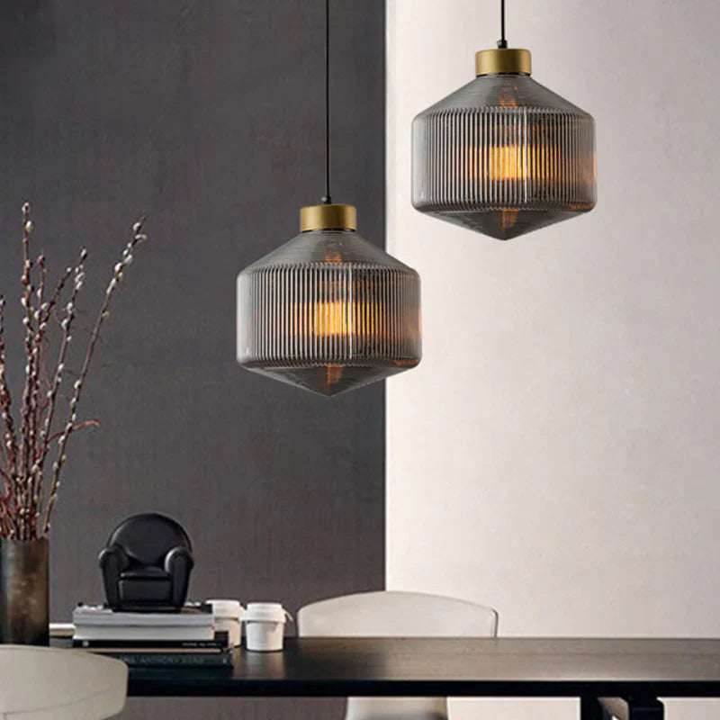 Lampa wisząca szklana z żebrowanym kloszem