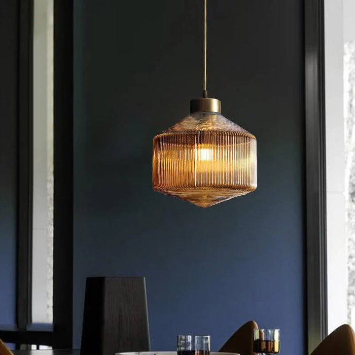 Lampa wisząca szklana z żebrowanym kloszem
