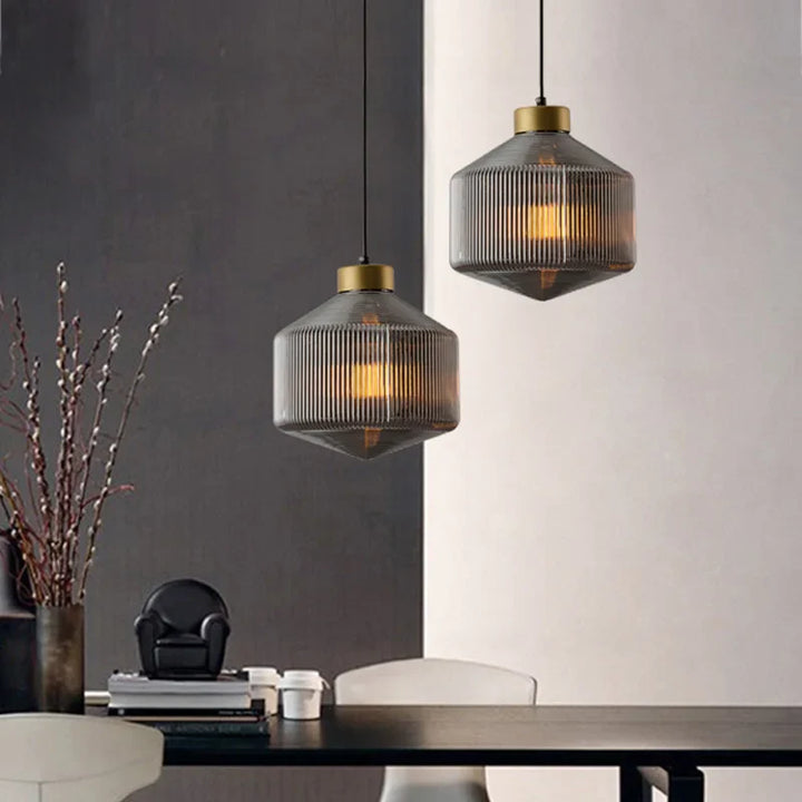 Lampa wisząca szklana z żebrowanym kloszem