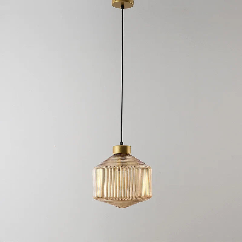 Lampa wisząca szklana z żebrowanym kloszem