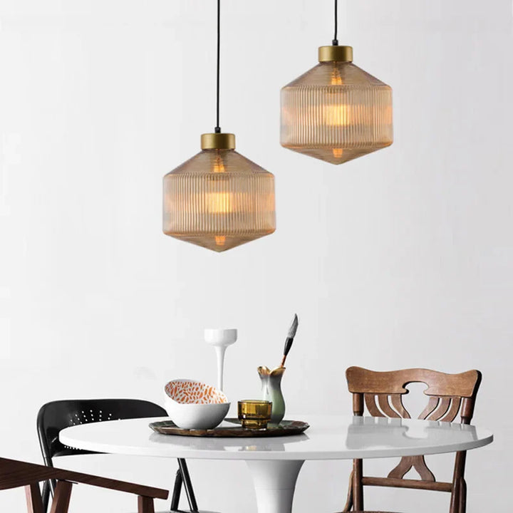 Lampa wisząca szklana z żebrowanym kloszem
