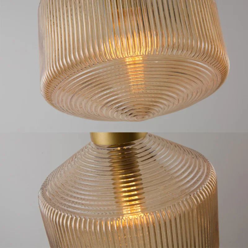 Lampa wisząca szklana z żebrowanym kloszem