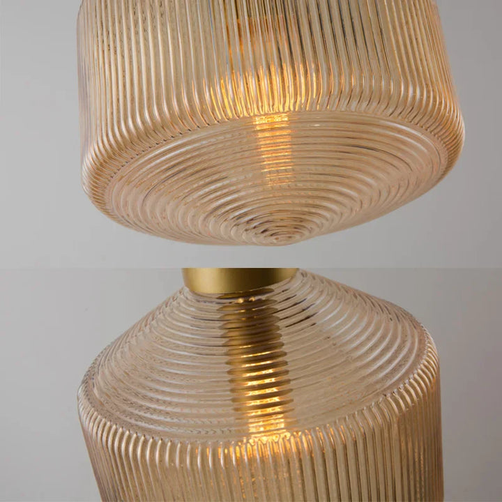 Lampa wisząca szklana z żebrowanym kloszem