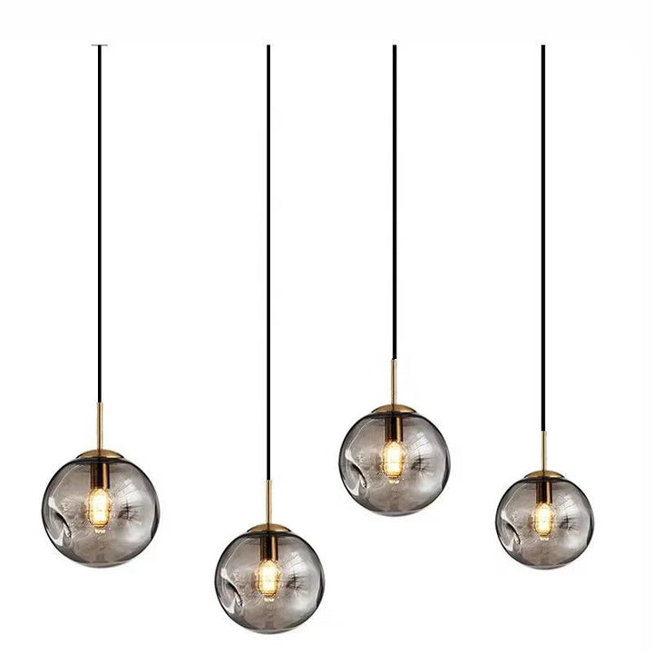 Lampa wisząca w kształcie szklanej kuli z nieregularnie teksturowanym kloszem i żarówką Edisona