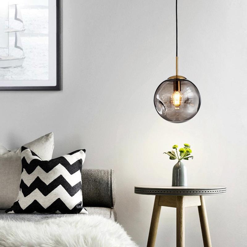 Lampa wisząca w kształcie szklanej kuli z nieregularnie teksturowanym kloszem i żarówką Edisona