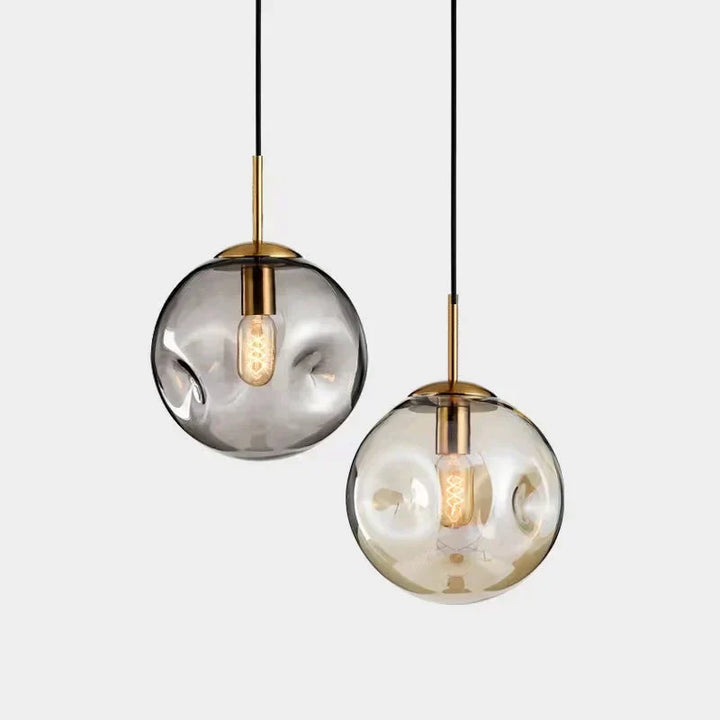 Lampa wisząca w kształcie szklanej kuli z nieregularnie teksturowanym kloszem i żarówką Edisona