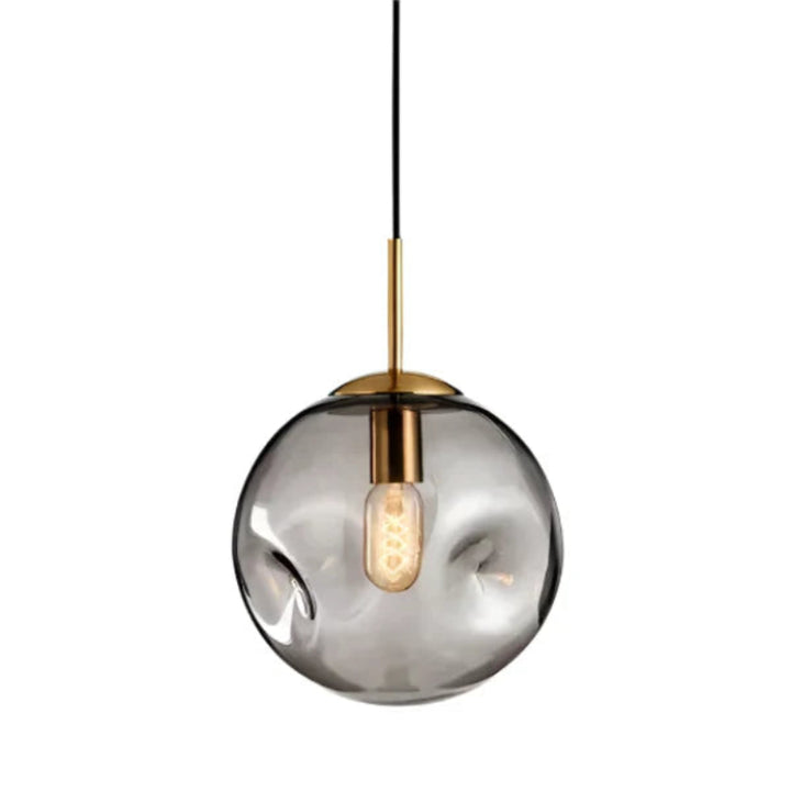 Lampa wisząca w kształcie szklanej kuli z nieregularnie teksturowanym kloszem i żarówką Edisona