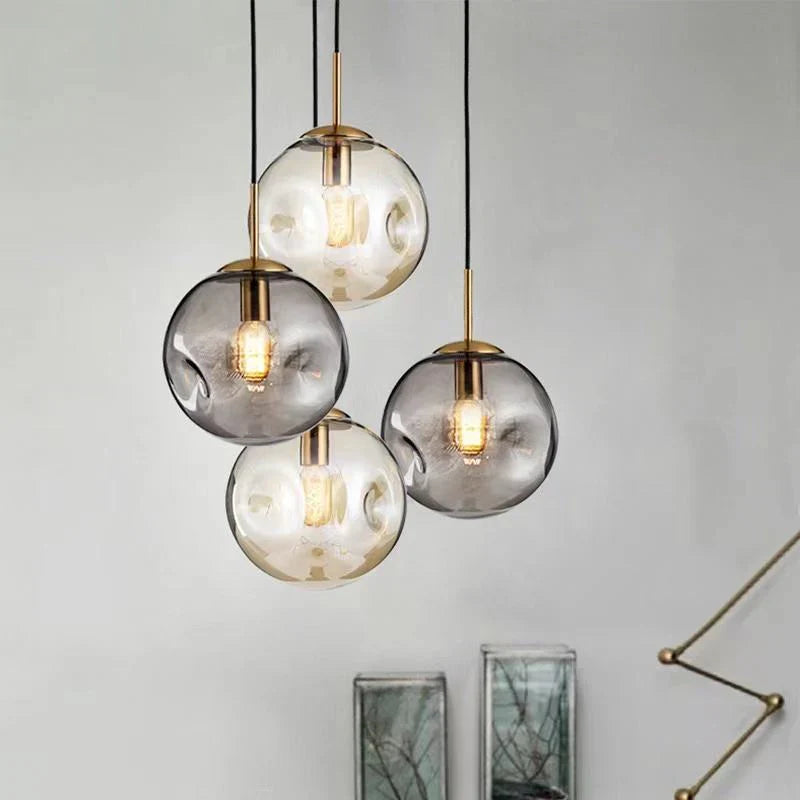 Lampa wisząca w kształcie szklanej kuli z nieregularnie teksturowanym kloszem i żarówką Edisona