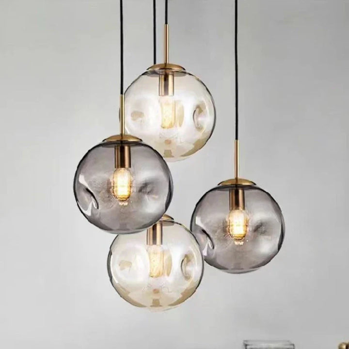 Lampa wisząca w kształcie szklanej kuli z nieregularnie teksturowanym kloszem i żarówką Edisona