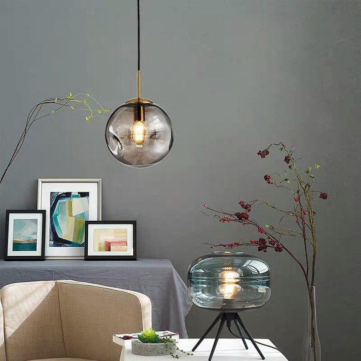 Lampa wisząca w kształcie szklanej kuli z nieregularnie teksturowanym kloszem i żarówką Edisona