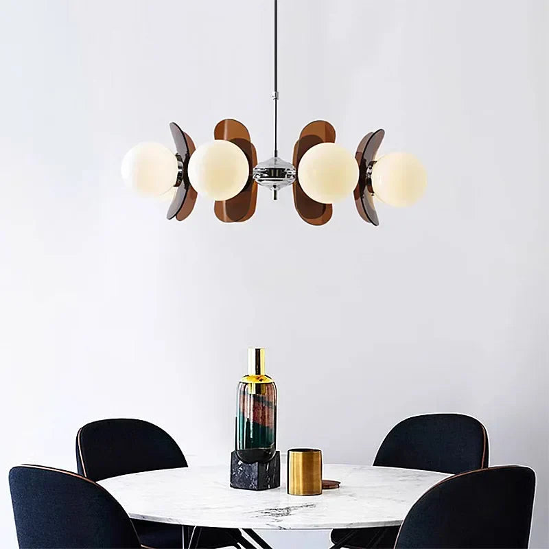 Lampa wisząca w stylu Bauhaus z kulistymi kloszami i dekoracyjnymi panelami z bursztynu