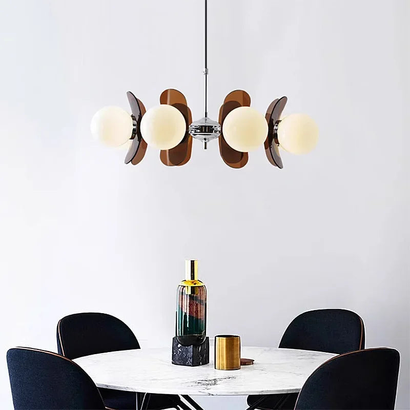 Lampa wisząca w stylu Bauhaus z kulistymi kloszami i dekoracyjnymi panelami z bursztynu