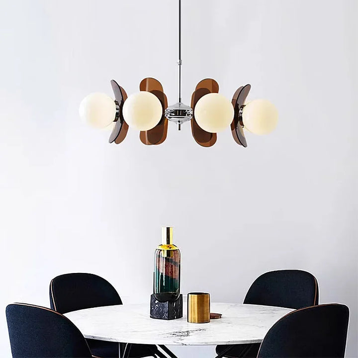 Lampa wisząca w stylu Bauhaus z kulistymi kloszami i dekoracyjnymi panelami z bursztynu