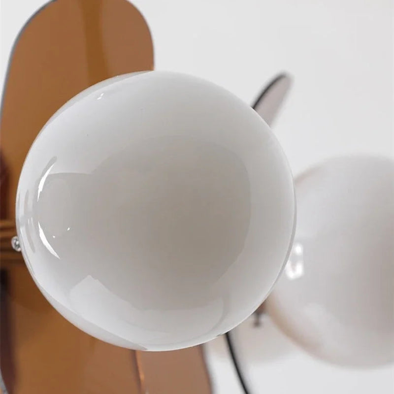 Lampa wisząca w stylu Bauhaus z kulistymi kloszami i dekoracyjnymi panelami z bursztynu