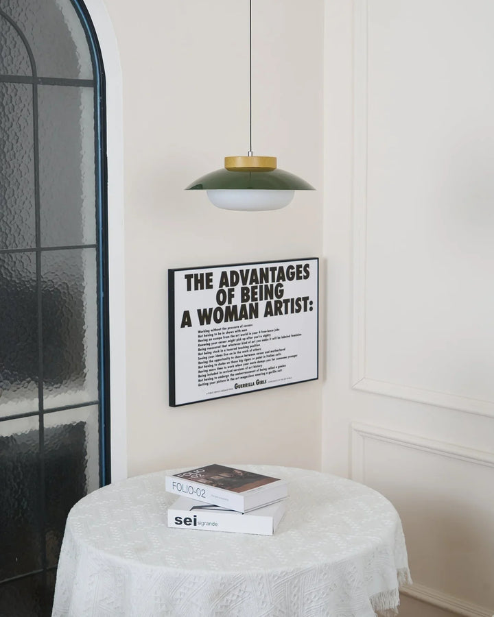 Lampa wisząca w szklanym kloszu z drewnianym wykończeniem