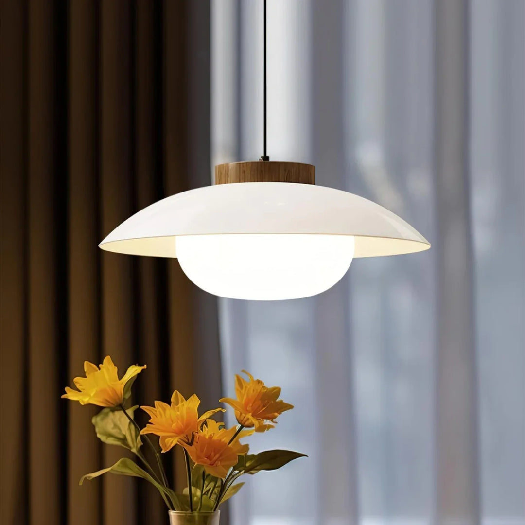 Lampa wisząca w szklanym kloszu z drewnianym wykończeniem