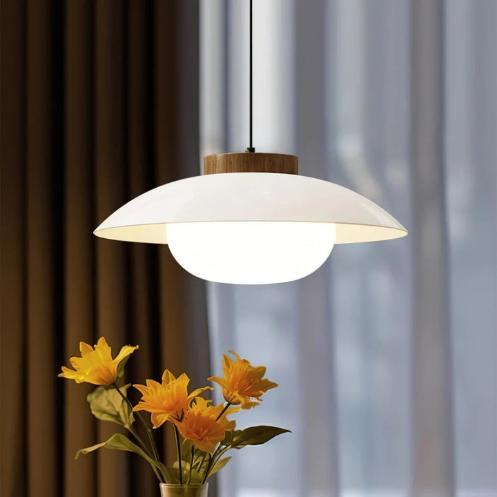 Lampa wisząca w szklanym kloszu z drewnianym wykończeniem