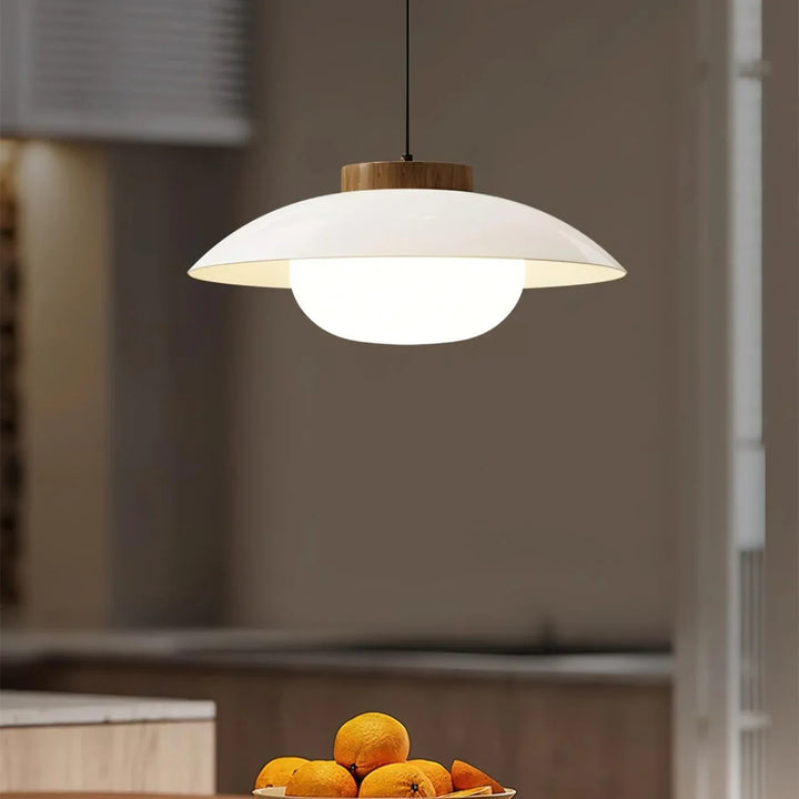 Lampa wisząca w szklanym kloszu z drewnianym wykończeniem