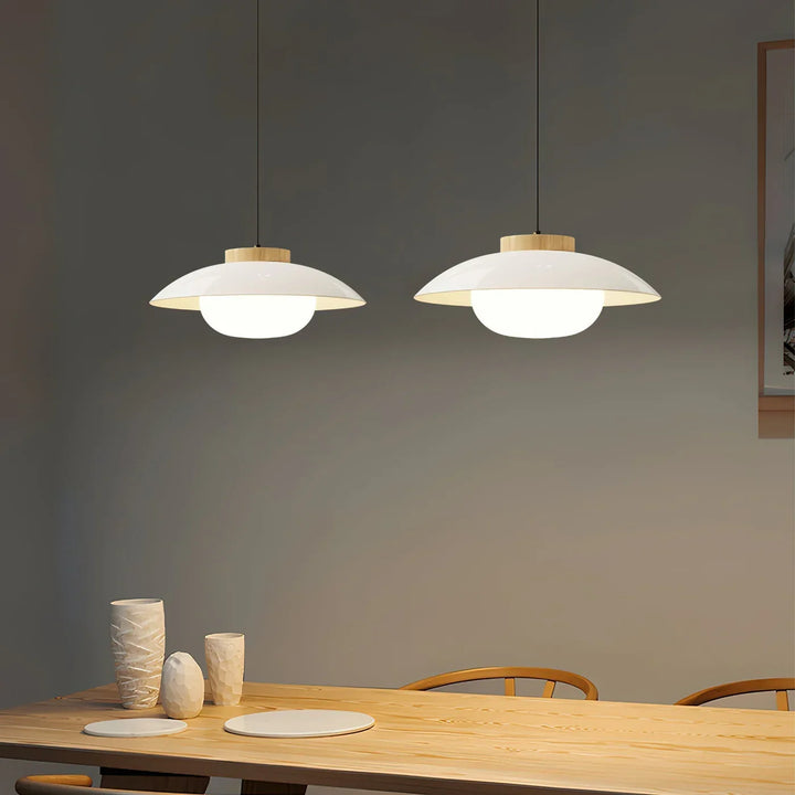 Lampa wisząca w szklanym kloszu z drewnianym wykończeniem