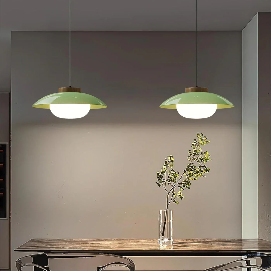 Lampa wisząca w szklanym kloszu z drewnianym wykończeniem