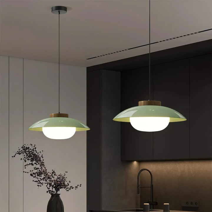 Lampa wisząca w szklanym kloszu z drewnianym wykończeniem