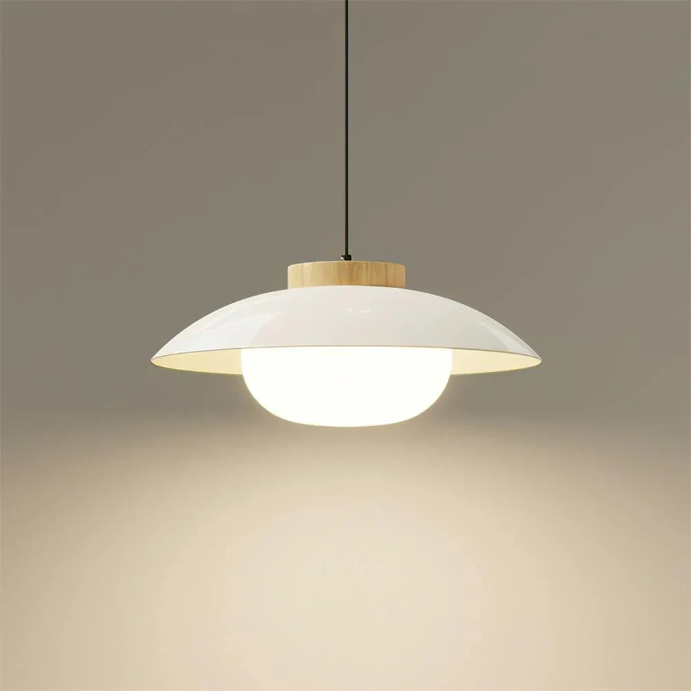 Lampa wisząca w szklanym kloszu z drewnianym wykończeniem