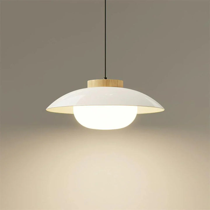 Lampa wisząca w szklanym kloszu z drewnianym wykończeniem