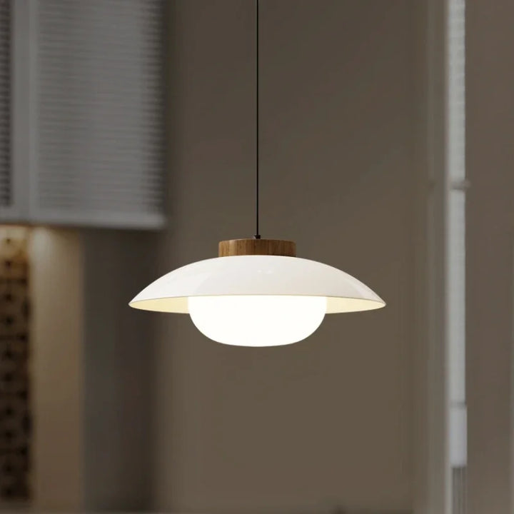 Lampa wisząca w szklanym kloszu z drewnianym wykończeniem