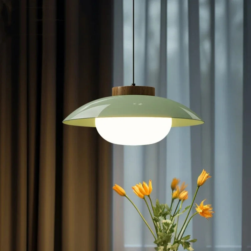 Lampa wisząca w szklanym kloszu z drewnianym wykończeniem