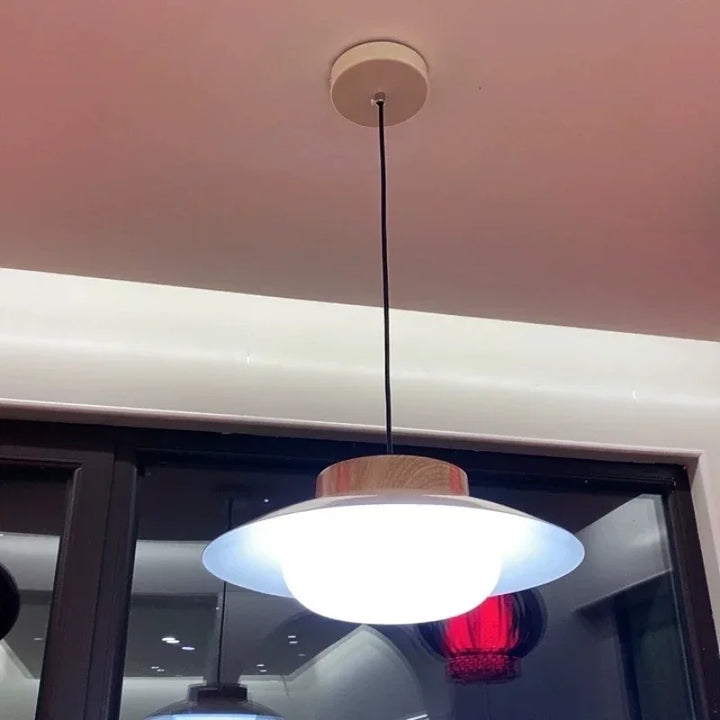 Lampa wisząca w szklanym kloszu z drewnianym wykończeniem