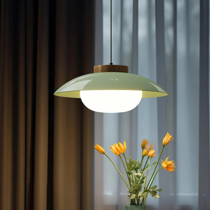 Lampa wisząca w szklanym kloszu z drewnianym wykończeniem