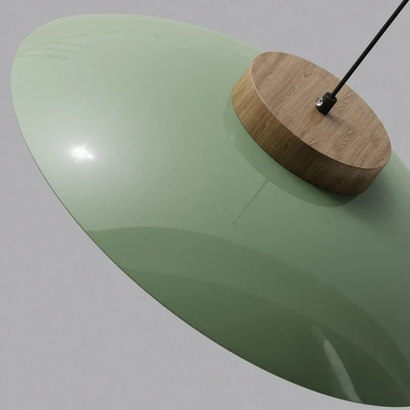 Lampa wisząca w szklanym kloszu z drewnianym wykończeniem