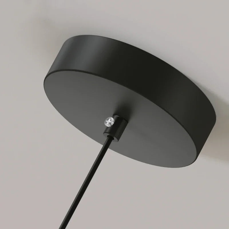 Lampa wisząca w szklanym kloszu z drewnianym wykończeniem
