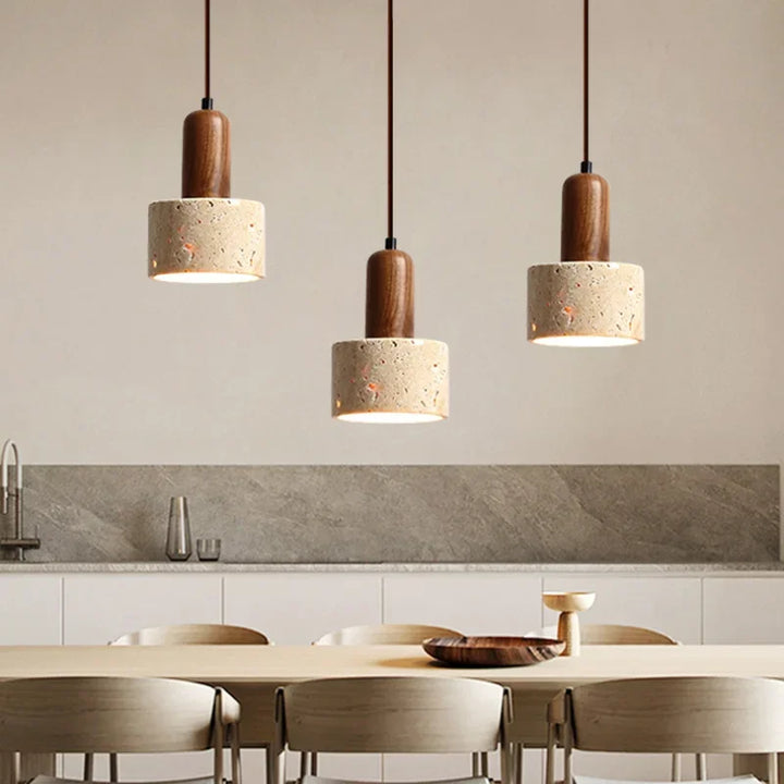 Lampa wisząca wykonana z naturalnego kamienia i drewna