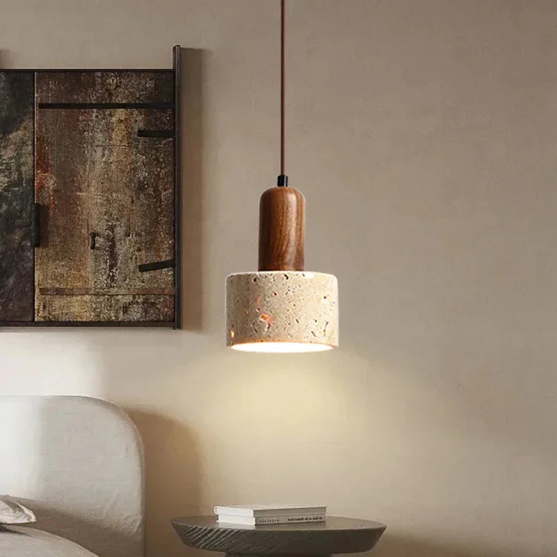 Lampa wisząca wykonana z naturalnego kamienia i drewna